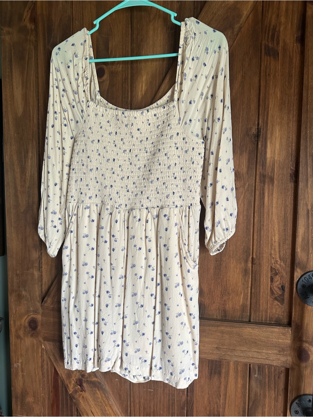 American Eagle ShortsRomper M Cream Floral - Lightweight Blue Print